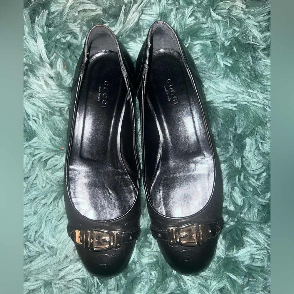 Gucci flats all black with gold buckle on front